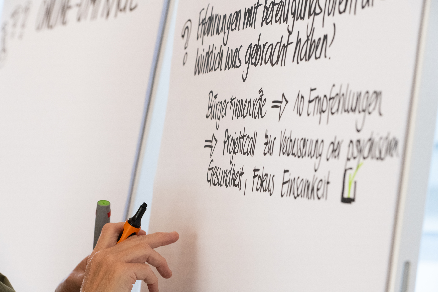 Eine Impression aus dem Workshop von mehreren Teilnehmer:innen