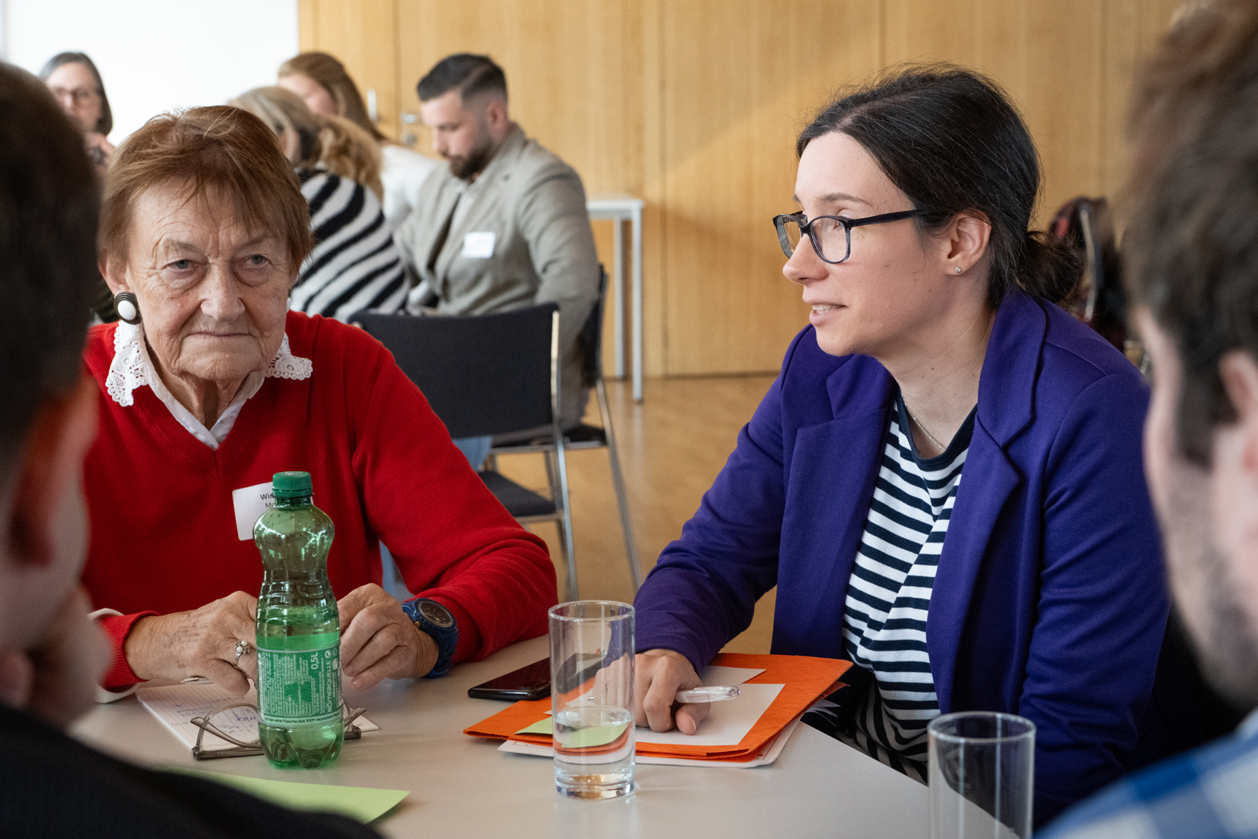 Eine Impression aus dem Workshop von mehreren Teilnehmer:innen
