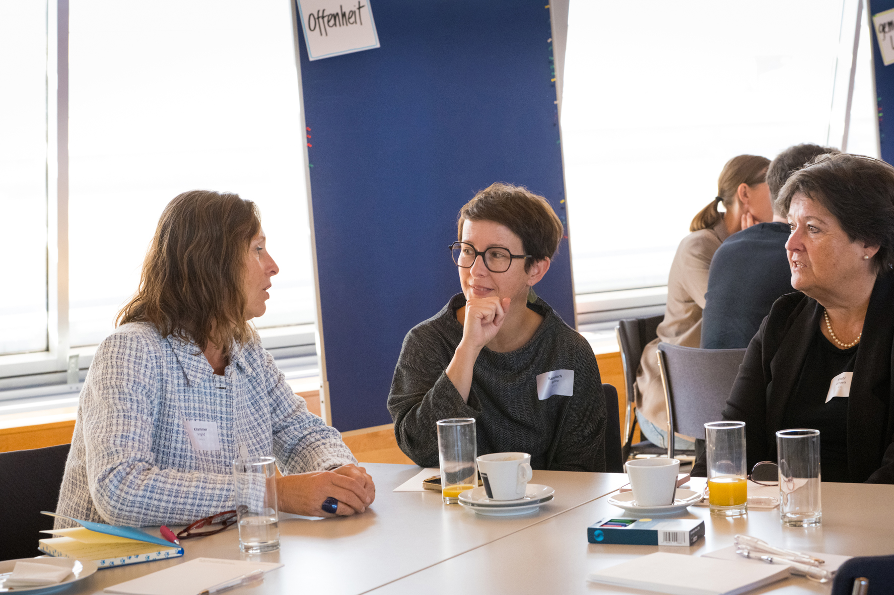 Eine Impression aus dem Workshop von mehreren Teilnehmer:innen