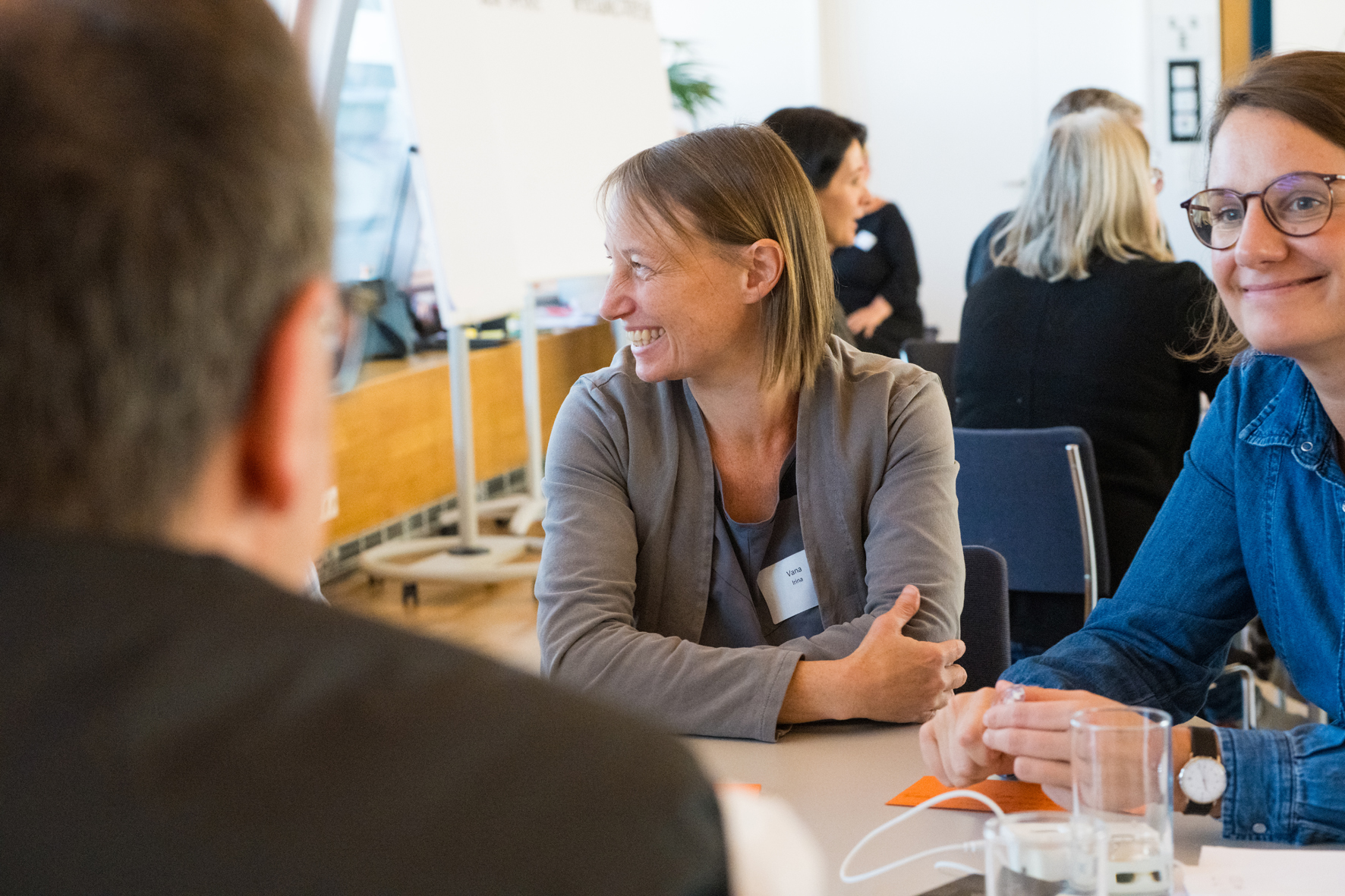 Eine Impression aus dem Workshop von mehreren Teilnehmer:innen