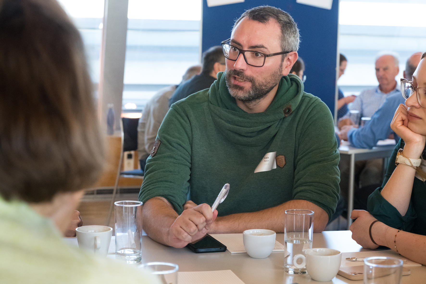 Eine Impression aus dem Workshop von mehreren Teilnehmer:innen