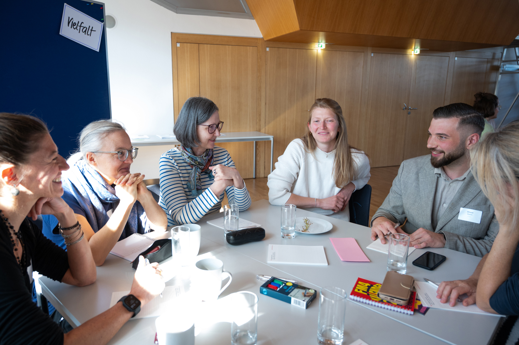 Eine Impression aus dem Workshop von mehreren Teilnehmer:innen