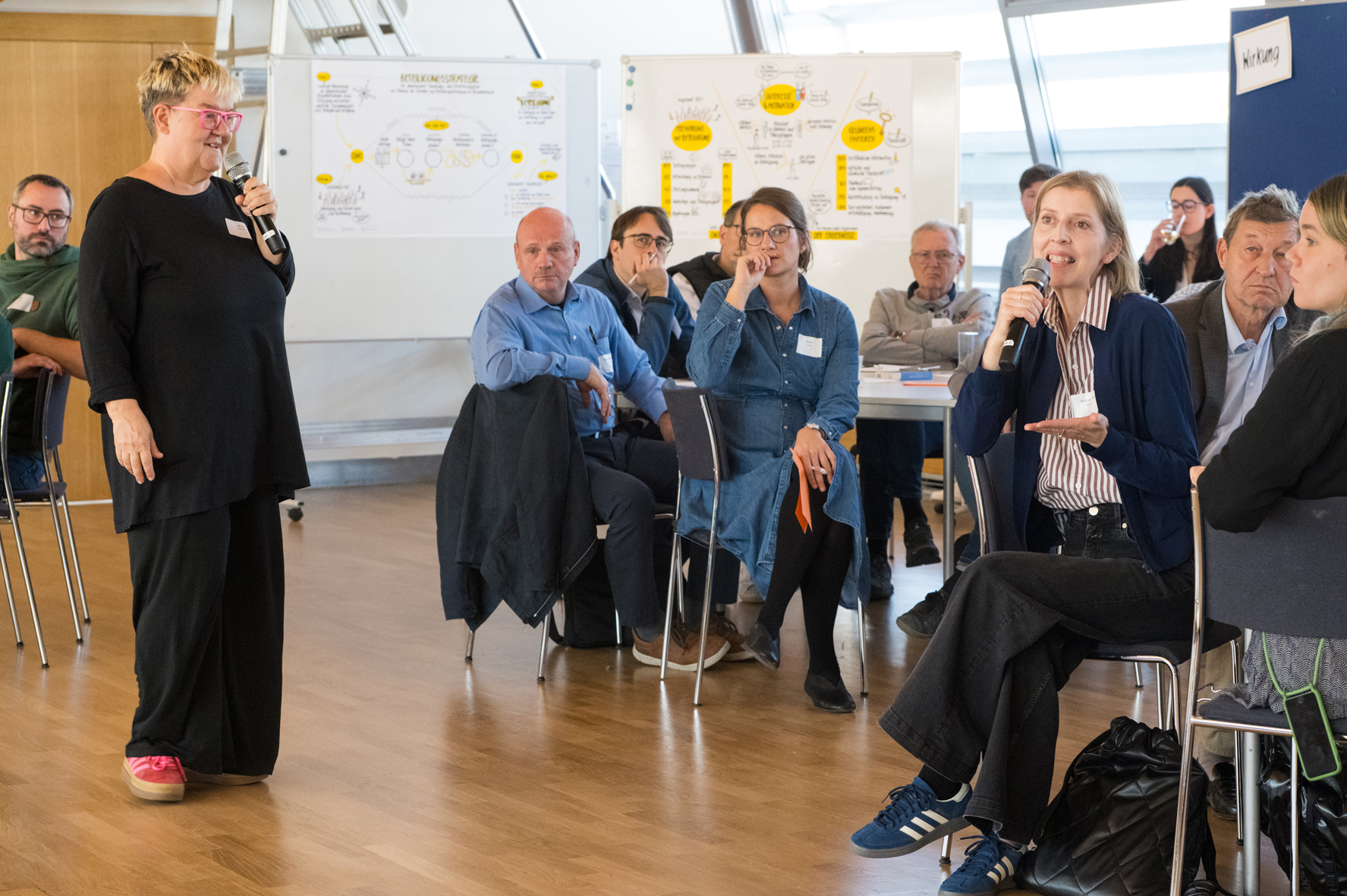 Eine Impression aus dem Workshop von mehreren Teilnehmer:innen