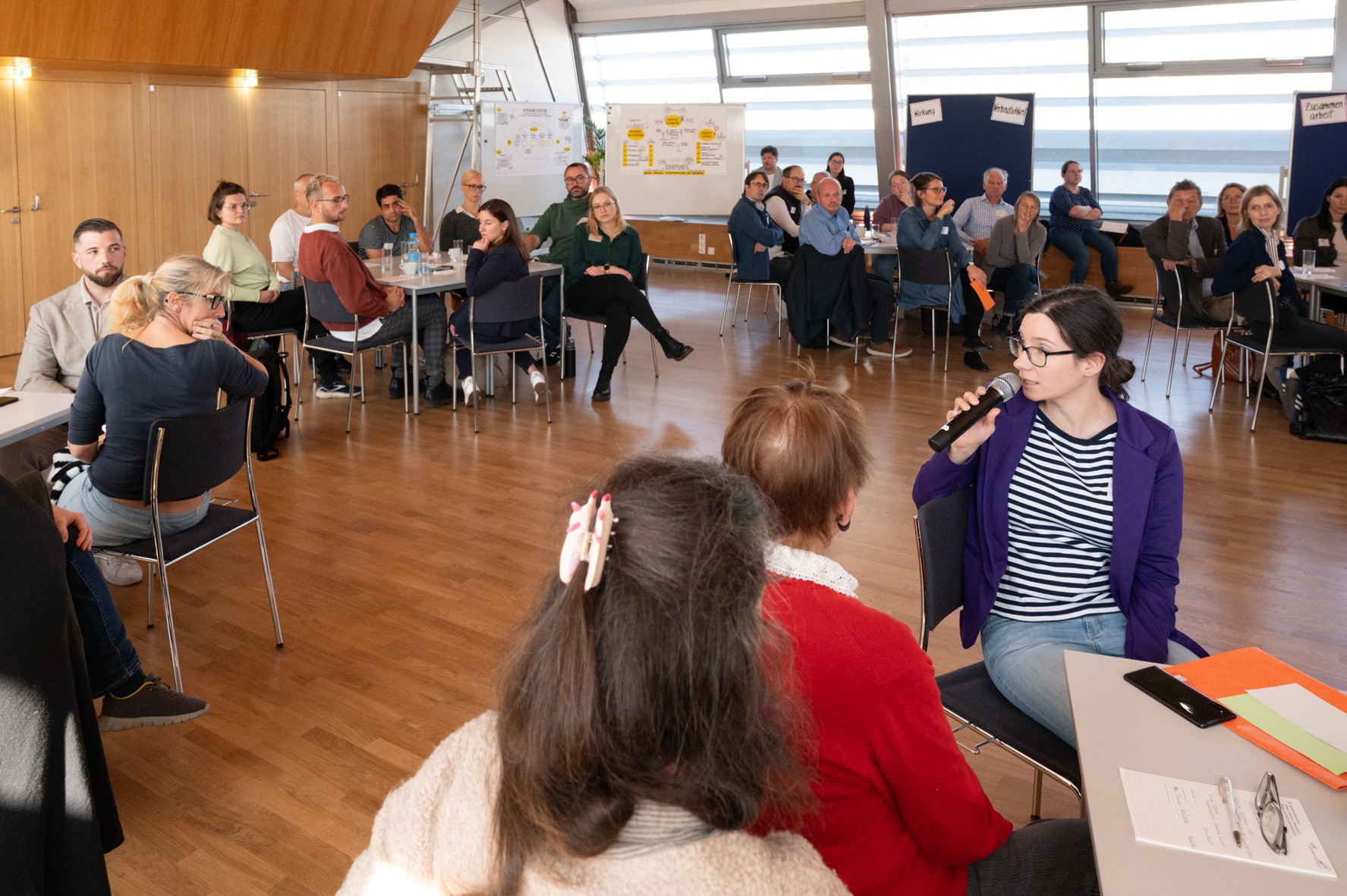 Eine Impression aus dem Workshop von mehreren Teilnehmer:innen