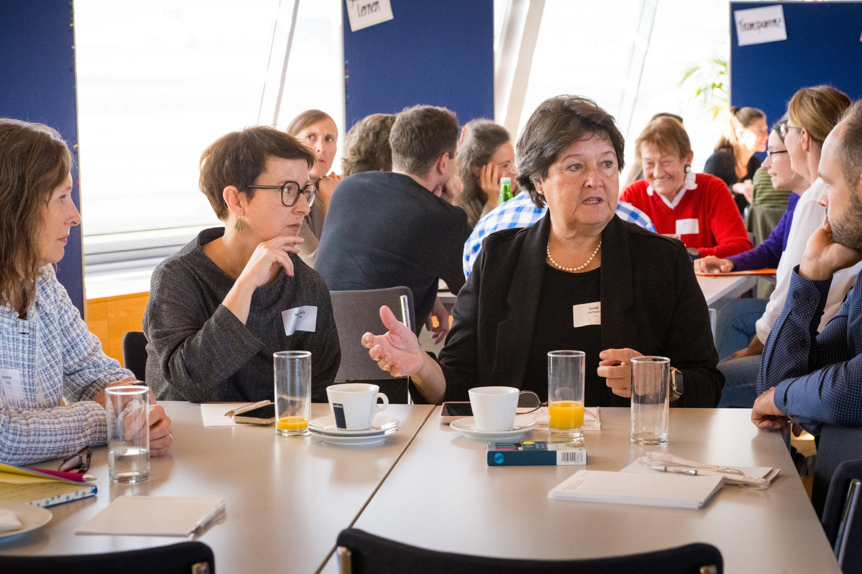 Eine Impression aus dem Workshop von mehreren Teilnehmer:innen