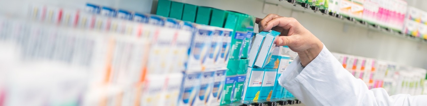 Apotheker:in greift zu Medikamenten © benjaminnolte - stock.adobe.com