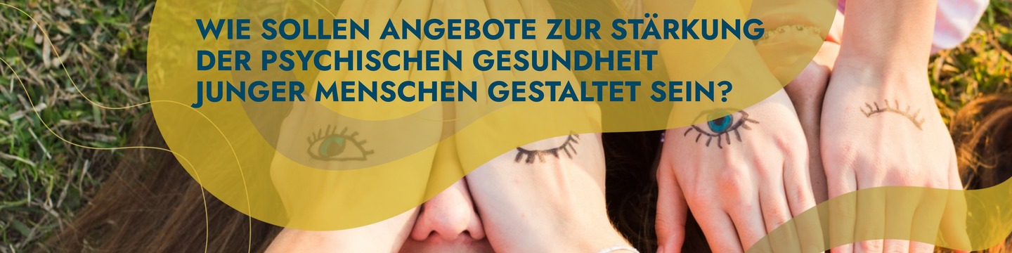 Zwei Mädchen liegen im Gras und verdecken ihre Augen