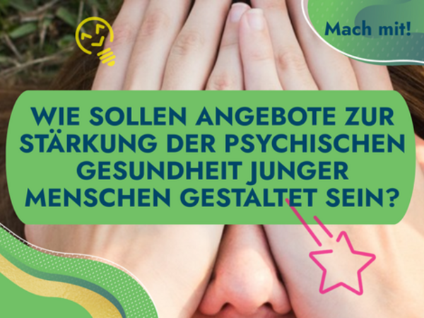Zwei Mädchen liegen im Gras und verdecken ihre Augen