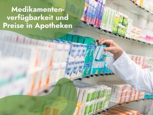 Apotheker:in Person greift zu Medikamenten © benjaminnolte - stock.adobe.com