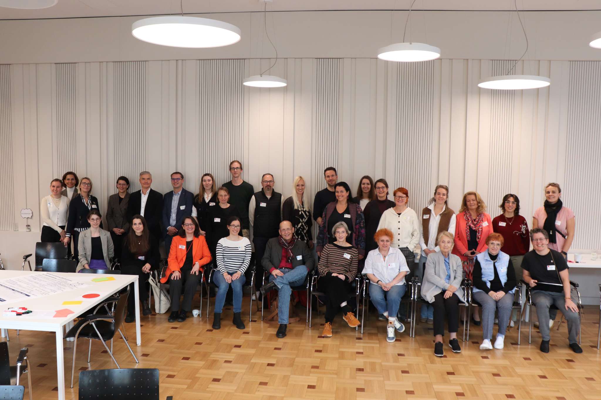 Gruppenfoto: Teilnehmer:innen beim Beteiligungsplenum